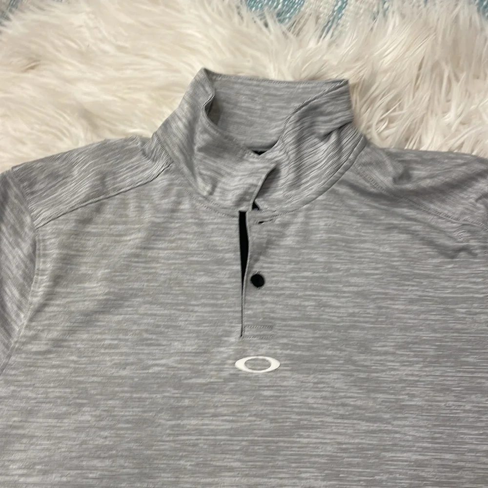 Mens Oakley shirt. - Picture 2 of 7